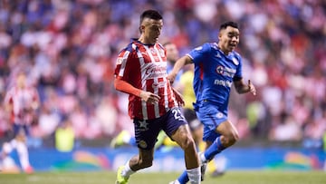 Guadalajara's forward #25 Roberto Alvarado runs with the ball during the Liga MX Clausura football match between Cruz Azul and Guadalajara at the Cuauhtemoc Stadium in Puebla, Mexico on February 21, 2026. (Photo by Jacobo PEREZ / AFP)