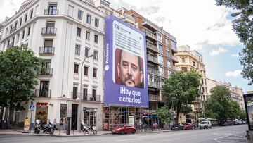 Una lona colgada en el distrito de Salamanca, a 19 de mayo de 2023, en Madrid (España). Podemos ha colocado hoy una lona en la calle Goya de Madrid, en pleno barrio de Salamanca, con las palabras que pronunció en febrero de 2022 el expresidente del Partido Popular Pablo Casado sobre el hermano de la presidenta regional, Isabel Díaz Ayuso. Estas declaraciones hacen evidencia al contrato de la Comunidad de Madrid que obtuvo Tomás Ayuso en plena pandemia del coronavirus.
19 MAYO 2023;MADRID;LONA PODEMOS
Gabriel Luengas / Europa Press
19/05/2023