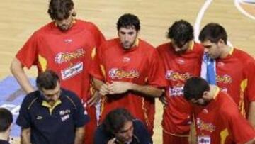 <b>ATENTOS.</b> Los jugadores de la selección española, atentos a las instrucciones de Pepu ante Israel.