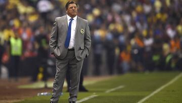 Miguel Herrera dirigiendo al partido al Am&eacute;rica en la liguilla contra Cruz Azul.