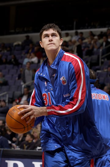 Pocos pueden presumir de cometer un error garrafal y, meses después, conseguir el premio de toda una vida. Pues bien, es lo que les pasó a los Pistons, que eligieron a Darko Milicic en la segunda posición del draft 2003 por delante de, ojo, Carmelo Anthony, Chris Bosh o Dwayne Wade. O cualquiera de los que venían detrás, ya que la carrera de Milicic en la NBA fue un fracaso absoluto. Meses después de esa fatídica elección, Detroit ganaba el tercer anillo de su historia batiendo a los Lakers por 4-1 en las Finales. Un premio nada merecido para Milicic y de justicia divina para Larry Brown, ese entrenador nómada que finalmente triunfó tras innumerables intentos. Eso sí, no pudo sacar lo mejor del serbio, que apenas participó en 34 partidos esa temporada, en la que su papel fue absolutamente irrisorio. Años después, Milicic coincidiría con Ricky Rubio en los Timberwolves, donde Adelman le acusó de “estar en baja forma y pasado de peso”. Uno de los mayores errores de uno de los mejores drafts de la historia.