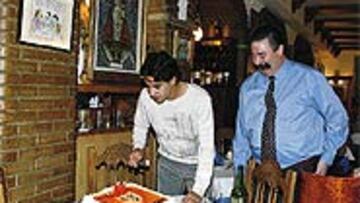 <B>PAGÓ JULIO ÁLVAREZ</B>. Pagó Julio Álvarez por su internacionalidad con la Sub-21, aunque la tarta fue para Míchel, que hoy cumple 27 años.