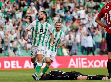 El futbolista malagueño sigue tocado por una varita, además de ser el que aglutina todo el ataque verdiblanco. En el partido ante Osasuna volvió locos a los defensas osasunista y el colofón llegó con un golazo en el tiempo añadido.