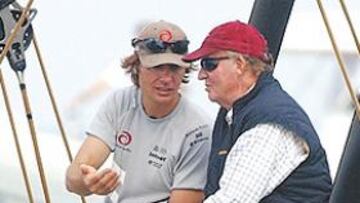 <b>EN LA REGATA. </b>El Rey Juan Carlos charla con Ernesto Bertarelli, propietario del Alinghi.