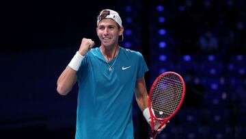 Popyrin celebra el primer t&iacute;tulo de su carrera en Singapur.