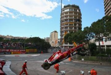 El vehículo de Felipe Massa piloto Brasileño de Ferrari retirado trás estrellarse durante los últimos entrenamientos libres del Gran Premio de Mónaco de fórmula uno.