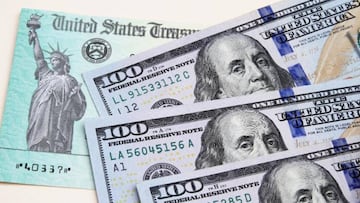 Cheque de estímulo con dólares estadounidenses vía Getty Images.