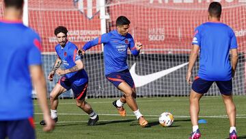 Vrsaljko y Luis Su&aacute;rez, en el entrenamiento del Atl&eacute;tico