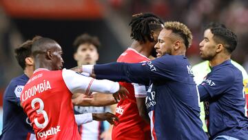 Soccer Football - Ligue 1 - Stade de Reims v Paris St Germain - Stade Auguste-Delaune, Reims, France - October 8, 2022 Stade de Reims' Kamory Doumbia clashes with Paris St Germain's Neymar REUTERS/Pascal Rossignol