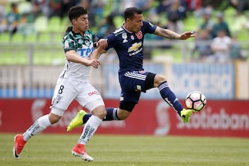 El jugador de Universidad de Chile Sebastian Ubilla, centro, disputa el balon con Esteban Carvajal de Santiago Wanderers durante el partido de primera division en el estadio Elias Figueroa de Valparaiso, Chile.