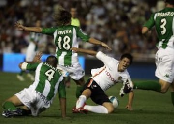 Temporada 06/07. El 26 de agosto de 2006, Valencia-Betis dan comienzo a la Liga. En imagen, Villa en una jugada junto a Juanito, Rivera y Romero.