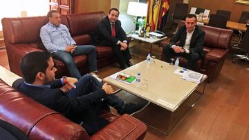 10-04-17
ELCHE
REUNION IVF Y AYUNTAMIENTO ELCHE
DAVID CABALLERO, JESUS PAREJA, MANUEL ILLUECA Y CARLOS GONZALEZ