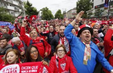 Miles de seguidores del Sevilla han llenado de colorido las calles de la capital polaca a la espera del partido.