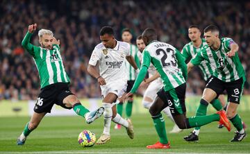 Rodrygo, en carrera, entre los jugadores del Betis, Germán Pezzella, Youssouf Sabaly y Guido Rodríguez.