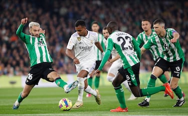 Rodrygo, en carrera, entre los jugadores del Betis, Germán Pezzella, Youssouf Sabaly y Guido Rodríguez.