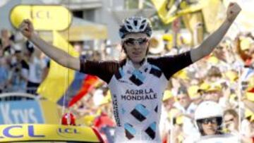 Romain Bardet celebrando su victoria en la 18ª etapa