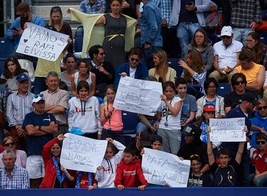 La afición muestra su apoyo a Rafa Nadal en el partido contra Marcel Granollers durante la tercera jornada del Barcelona Open de 2016. 
