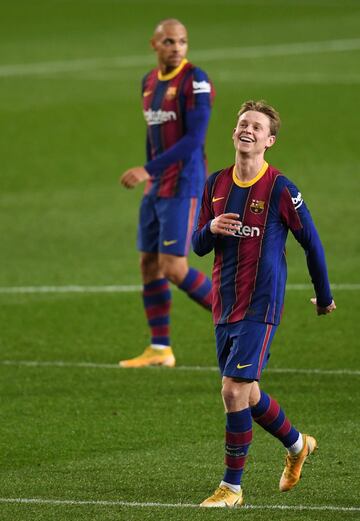 2-1. Frenkie De Jong celebró el segundo tanto concedido por el VAR.