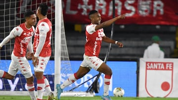 BOGOTÁ - COLOMBIA, 30-04-2022: Jersson Gonzalez del Independiente Santa Fe celebra después de anotar el gol de su equipo durante partido entre Independiente Santa Fe y Jaguares de Córdoba por la fecha 18 como parte de la Liga BetPlay DIMAYOR I 2022 jugado en el estadio Nemesio Camacho El Campin de la ciudad de Bogotá. /Jersson Gonzalez of Independiente Santa Fe celebrates after scoring the goal of his team during match between Independiente Santa Fe and Jaguares de Cordoba for the date 18 as part of Liga BetPlay DIMAYOR I 2022 played at Nemesio Camacho El Campin stadium in Bogota city.Photo: VizzorImage / Felipe Caicedo / Staff