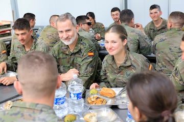 El Rey Felipe y la Princesa Leonor durante la comida tras las maniobras. 