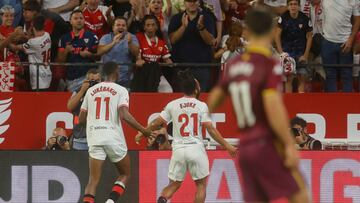 SEVILLA, 24/09/2024.- El delantero nigeriano del Sevilla Chidera Ejuke (c) celebra con sus compañeros tras anotar un tanto durante el partido de la jornada 7 de LaLiga EA Sports disputado este martes en el estadio Sánchez Pizjuán de Sevilla. EFE/José Manuel Vidal