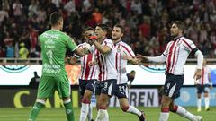 Con un golazo de Alan Pulido y algo de pol&eacute;mica arbitral, Guadalajara sac&oacute; tres puntos y termina la jornada como l&iacute;der de la Liga MX