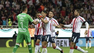Con un golazo de Alan Pulido y algo de polémica arbitral, Guadalajara sacó tres puntos y termina la jornada como líder de la Liga MX