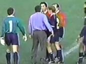 El día que Arturo Salah enloqueció en un Superclásico: ¡corrió a encarar al árbitro!