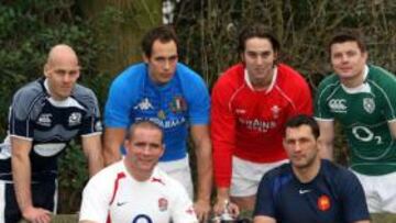 <b>TRÁMITE. </b>Los capitanes y el trofeo de campeones del VI Naciones.