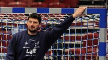 <b>EL CERROJO DE ESPAÑA. </b>Sterbik, portero de la Selección, hace estiramientos en el entrenamiento de ayer.