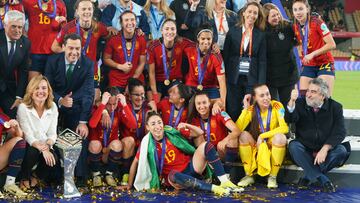 La ministra de Educación, Formación Profesional y Deportes, Pilar Alegría, el presidente de Andalucía Juanma Moreno y el presidente del Consejo Superior de Deportes, José Manuel Rodríguez Uribes, posan con las campeonas y el trofeo de la Women's Nations League.