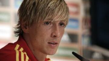 DEP22. SCHRUNS (AUSTRIA), 28/05/2012.- El delantero de la selecci&oacute;n espa&ntilde;ola de f&uacute;tbol Fernando Torres durante la rueda de prensa que ofreci&oacute; tras el entrenamiento matinal del combinado espa&ntilde;ol hoy, 28 de mayo de 2012, en la localidad austr&iacute;aca de Schruns donde preparan su participaci&oacute;n en la Eurocopa 2012. EFE/Juan Carlos C&aacute;rdenas