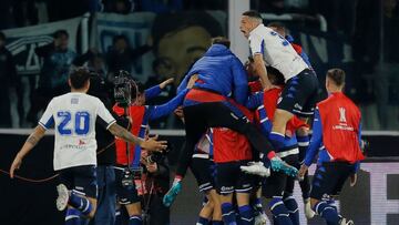 Velez Sarsfield's players celebrate a goal scored against Talleres de Cordoba by their teamamte Julian Fernandez during the Copa Libertadores football tournament quarterfinals all-Argentine second leg match at the Mario Kempes stadium in Cordoba, Argentina, on August 10, 2022. (Photo by Diego Lima / AFP)