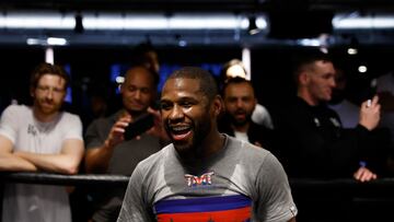 Information on how to watch the boxing match between Floyd Mayweather and Aaron Chalmers taking place in London on Saturday, Feb. 25 at 5 p.m. ET.