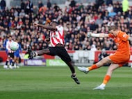 Soccer Football - Premier League - Brentford v Everton - GTech Community Stadium, London, Britain - April 11, 2026 Everton's Jordan Pickford in action with Brentford's Michael Kayode REUTERS/Toby Melville EDITORIAL USE ONLY. NO USE WITH UNAUTHORIZED AUDIO, VIDEO, DATA, FIXTURE LISTS, CLUB/LEAGUE LOGOS OR 'LIVE' SERVICES. ONLINE IN-MATCH USE LIMITED TO 120 IMAGES, NO VIDEO EMULATION. NO USE IN BETTING, GAMES OR SINGLE CLUB/LEAGUE/PLAYER PUBLICATIONS. PLEASE CONTACT YOUR ACCOUNT REPRESENTATIVE FOR FURTHER DETAILS..