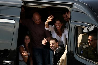 El rehén liberado Alon Ohel, quien fue secuestrado durante el mortal ataque del 7 de octubre de 2023 por Hamas y llevado a Gaza, hace un gesto a su llegada al Centro Médico Rabin-Hospital Beilinson, en medio de un intercambio de rehenes por prisioneros y un acuerdo de alto el fuego entre Israel y Hamas en Gaza.