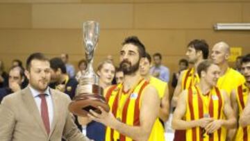 El capitán del Barcelona, Juan Carlos Navarro levanta el trofeo de la Liga Catalana, el único título del equipo la temporada pasada.