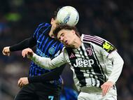 Soccer Football - Serie A - Inter Milan v Juventus - San Siro, Milan, Italy - February 14, 2026 Inter Milan's Piotr Zielinski in action with Juventus' Kenan Yildiz REUTERS/Daniele Mascolo