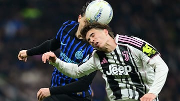 Soccer Football - Serie A - Inter Milan v Juventus - San Siro, Milan, Italy - February 14, 2026 Inter Milan's Piotr Zielinski in action with Juventus' Kenan Yildiz REUTERS/Daniele Mascolo