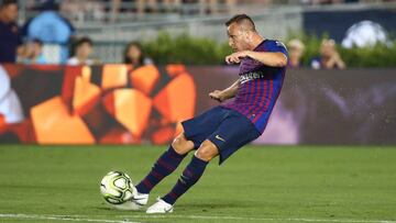 Arthur lanza una falta ante el Tottenham