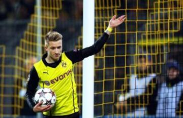 El jugador del Dortmund Marco Reus celebrando después de anotar un gol ante Nápoles, durante el partido por el grupo F de la Liga de Campeones en, en Dortmund (Alemania).