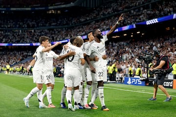 2-1. El central alemán celebra el segundo gol con sus compañeros.