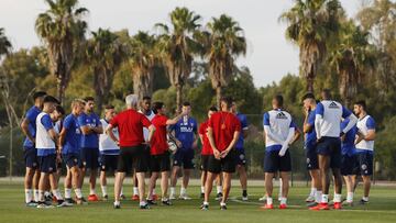 El grupo, en la charla previa al incio del entrenamiento.