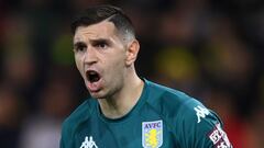 NORWICH, ENGLAND - DECEMBER 14: Emiliano Martinez of Aston Villa reacts during the Premier League match between Norwich City and Aston Villa at Carrow Road on December 14, 2021 in Norwich, England. (Photo by Justin Setterfield/Getty Images)