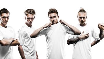 Los jugadores de Dinamarca, con la novedosa camiseta.