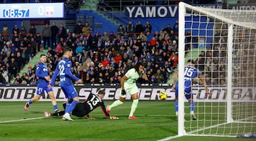 0-1. Asistencia de Pedri a Joules Kound dentro del rea. El defensa francs entre trompicones y David Soria que no acierta a atrapar el baln, anota el primer tanto.