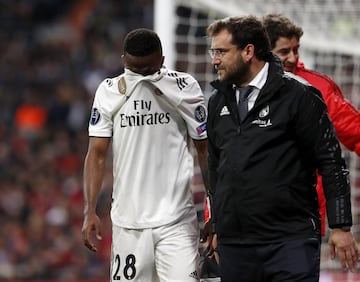 Apenas 4 minutos después, también Vinicius se tiró al suelo sin poder continuar. Fue sustituido por Marco Asensio.