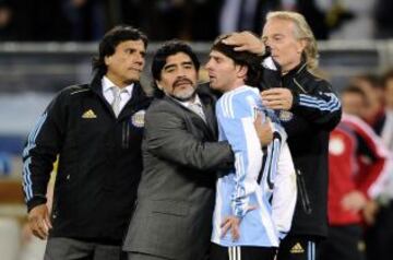 Messi es consolado por Maradona tras caer eliminados por Alemania (4-0) en los cuartos de final del Mundial 2010.