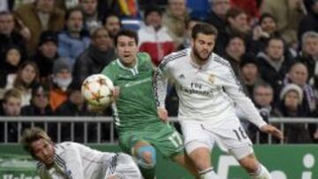 Dani &Aacute;balo, entre Coentrao y Nacho durante el choque de Champions ante el Real Madrid. 