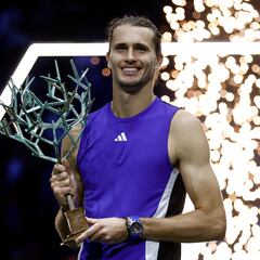 Zverev arrasa a Humbert en París y apunta a Maestro